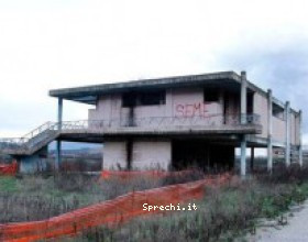 Presto abbattuta la palazzina degli sprechi di San Miniato