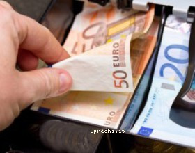 Per risparmiare è meglio pagare in contanti o con le carte?
