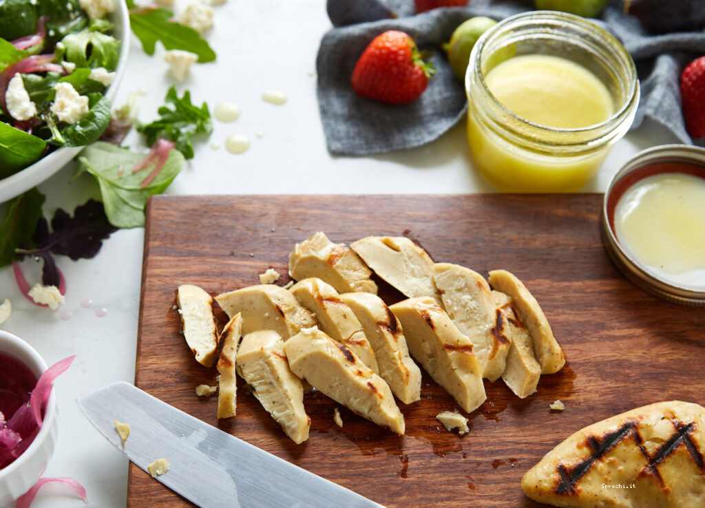 I bocconcini di pollo coltivati Eat Just sono l'unico prodotto di carne coltivata attualmente approvato per la vendita a Singapore.