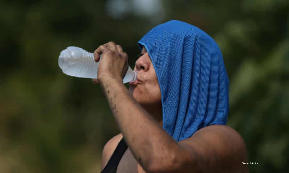 Una persona che beve acqua per rimanere idratata durante l'ondata di caldo che ha colpito Salem, Oregon il 12 agosto 2021