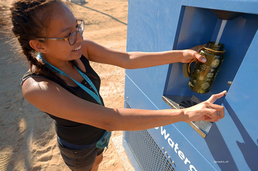 Questa grande unità Watergen, la GEN-M, fornisce fino a 211 galloni di acqua pulita al giorno