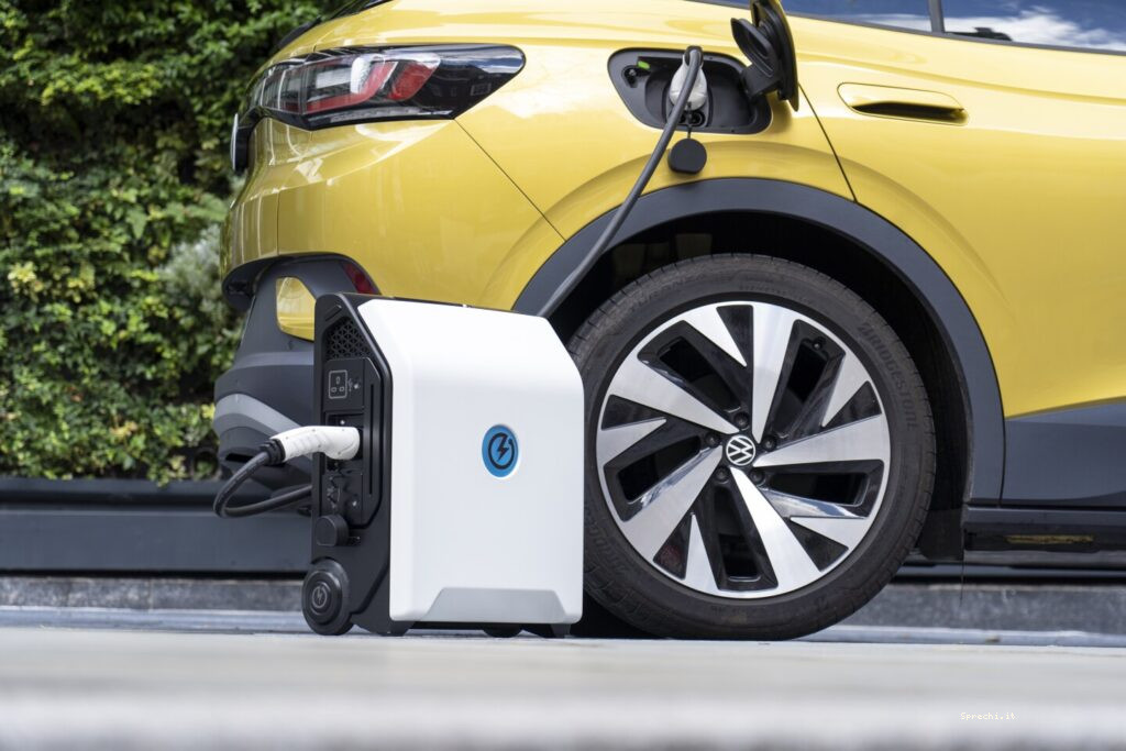 This External Power Bank For Electric Vehicles Is As Easy To Use As A Suitcase