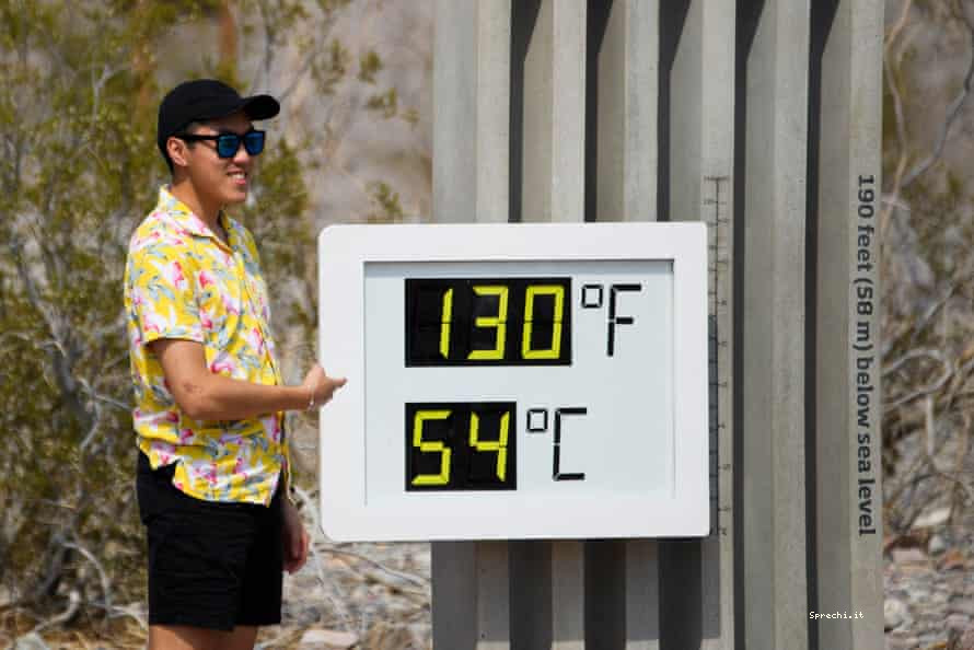Un display termometro nel parco nazionale della Death Valley in California il 17 giugno 2021