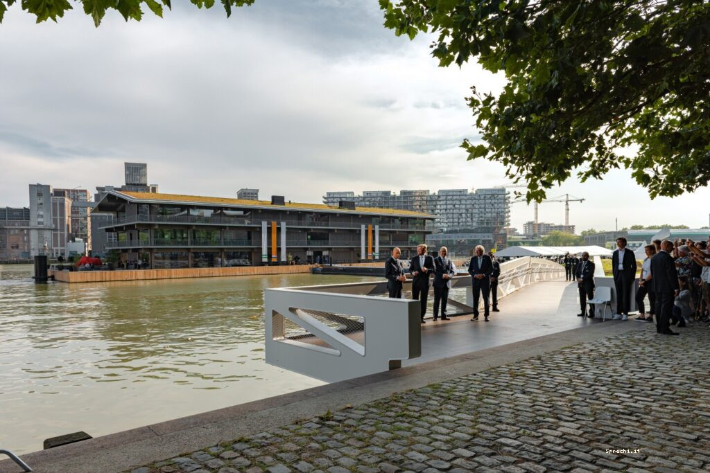 These Floating Offices are Climate-Resilient and Self-Sufficient