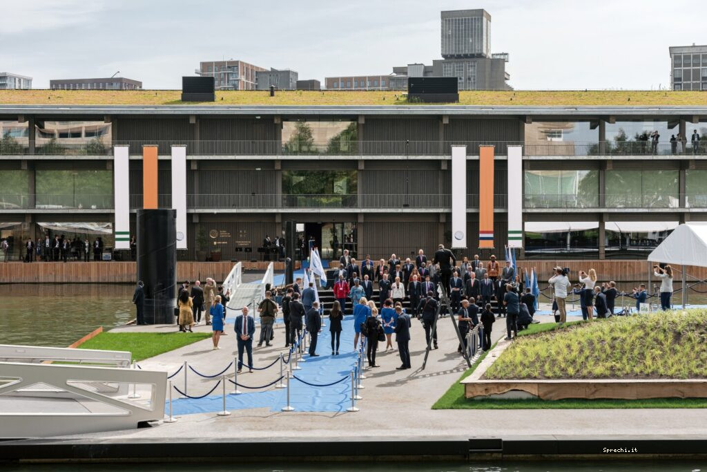 These Floating Offices are Climate-Resilient and Self-Sufficient