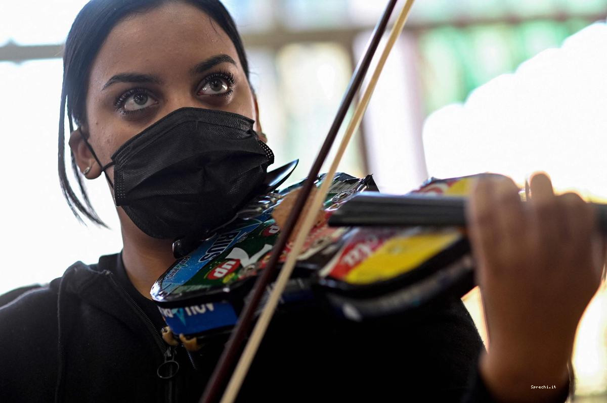 Cristina Vázquez, 18 anni, è primo violino e seconda in linea al direttore d'orchestra.